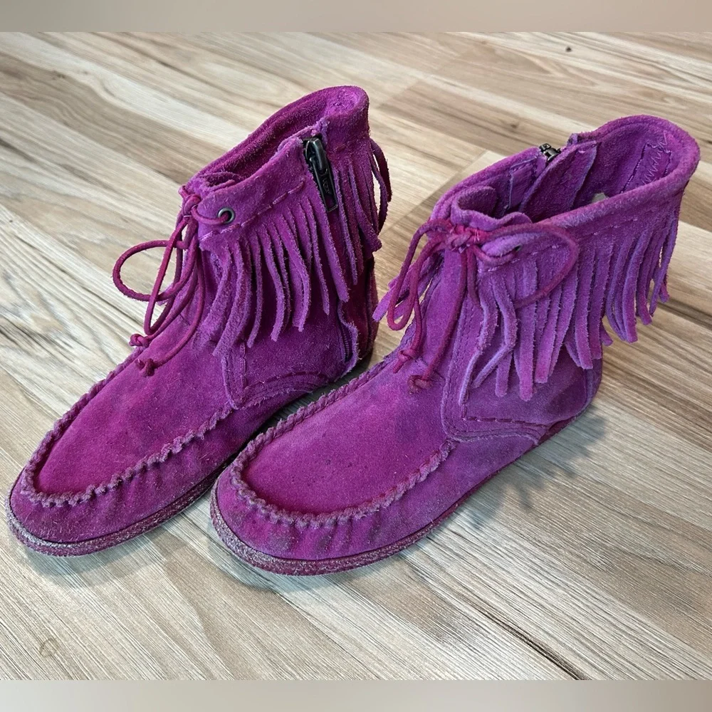 UGG AUSTRALIA Girl’s sz 1 'Kaysa' Purple Fuscia Suede Moccasin Fringe Booties